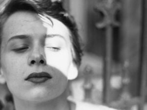 Saul Leiter - Una finestra punteggiata di gocce di pioggia