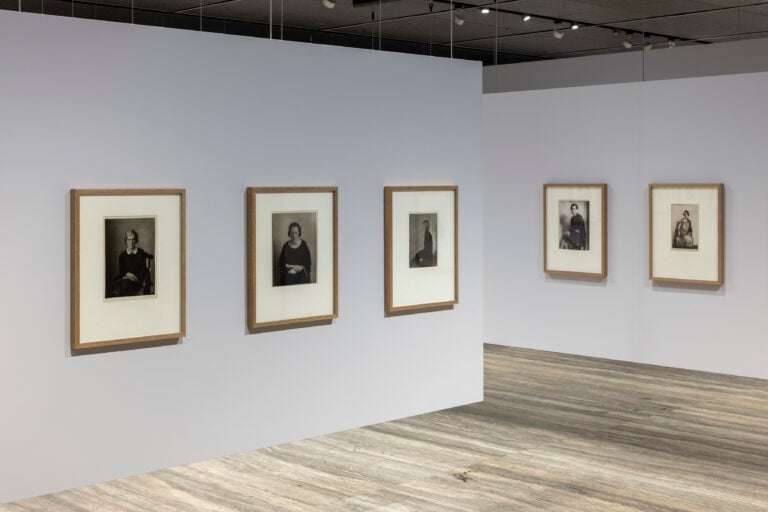 Immagine della mostra “Typologien: Photography in 20th-century Germany”, Curata da Susanne Pfeffer Foto: Roberto Marossi, Courtesy Fondazione Prada, August Sander Menschen des 20. Jahrhunderts [Persone del XX secolo / People of the 20th century] 16 Die elegante Frau [16 La donna elegante / 16 The elegant woman] Industriellengattin, 1939 [Moglie di industriale / Industrialist’s wife] Dame der Gesellschaft, circa 1930 [Donna dell’alta società / Society lady] Frau eines Architekten (Dora Lüttgen), 1926 (stampa degli anni Venti/Trenta / print date 1920s/1930s) [Moglie di architetto (Dora Lüttgen) / Architect’s wife (Dora Lüttgen)] 17 Die Frau im geistigen und praktischen Beruf [17 La donna in attività intellettuali e pratiche / 17 The woman in intellectual and practical occupation] Gymnastiklehrerin, 1925 [Insegnante di ginnastica / Gymnastics teacher] Sekretärin beim Westdeutschen Rundfunk in Köln, 1931 (stampa degli anni Cinquanta / print date 1950s) [Segretaria della Radio della Germania Ovest a Colonia / Secretary at West German Radio in Cologne] Stampe alla gelatina d’argento / 13 Gelatin silver prints © Die Photographische Sammlung/SK Stiftung Kultur – August Sander Archive, Cologne; SIAE, Roma, 2025