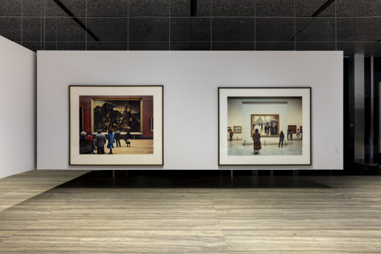 Thomas Struth Louvre 4, Paris 1989 [Louvre 4, Parigi 1989] Fotografia a colori su stampa cromogenica / Color photograph on C-print ZKM | Center for Art and Media Karlsruhe Thomas Struth Art Institute of Chicago 2, Chicago 1990 Stampa cromogenica / C-print Courtesy of the artist
