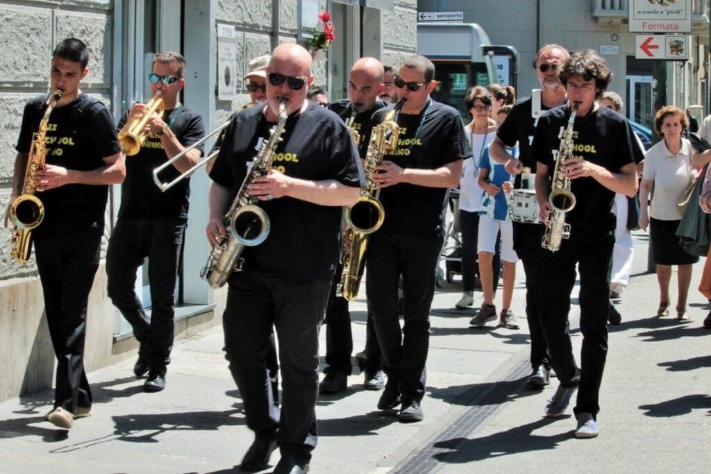 2 jst parade street 1200x800 1 Guida ai festival culturali in Italia a maggio 2025: Popsophia, Torino Jazz Festival Piemonte, LIFE, Heroes