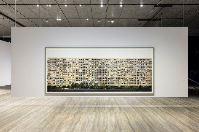 Immagine della mostra “Typologien: Photography in 20th-century Germany”, Curata da Susanne Pfeffer Foto: Roberto Marossi, Courtesy Fondazione Prada Andreas Gursky Paris, Montparnasse, 1993 [Parigi, Montparnasse] Stampa a getto d’inchiostro / Inkjet print Atelier Andreas Gursky, by SIAE 2025