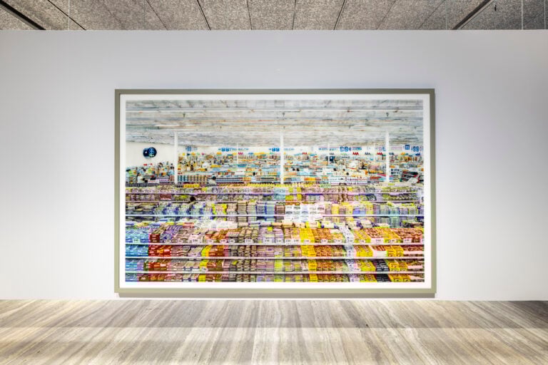 Immagine della mostra “Typologien: Photography in 20th-century Germany”, Curata da Susanne Pfeffer Foto: Roberto Marossi, Courtesy Fondazione Prada, Andreas Gursky 99 Cent, 1999 (rimasterizzazione / remastered 2009) [99 centesimi] Stampa a getto d’inchiostro / Inkjet print Atelier Andreas Gursky, by SIAE 2025