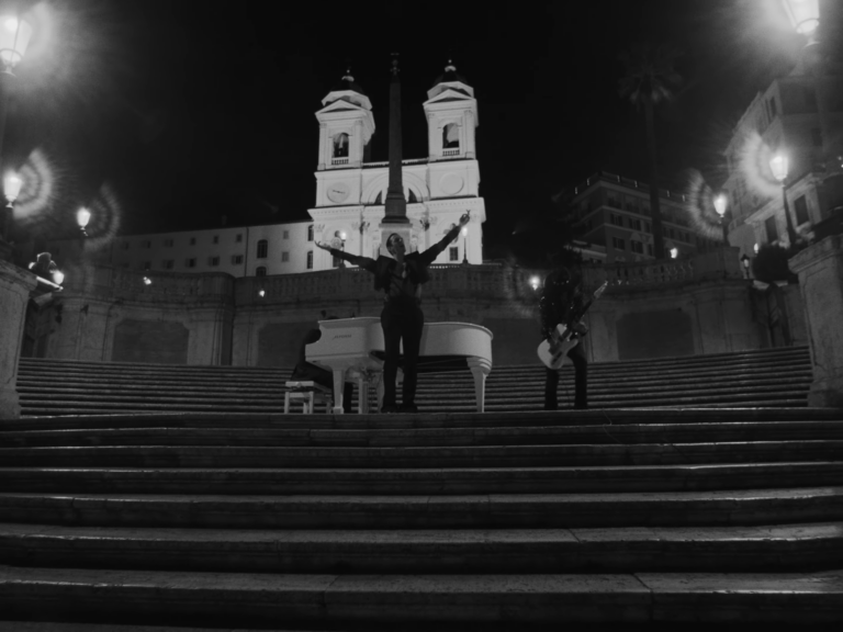 Achille Lauro realizza i videoclip del disco “Incoscienti Giovani” con i suoi fan