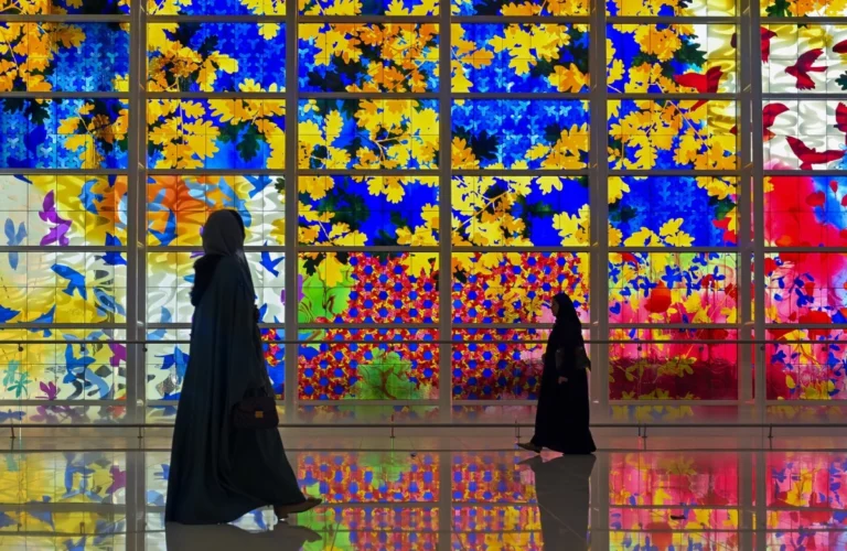 L’aeroporto del Bahrain e la sua grande vetrata d’artista