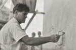 Costantino Nivola a Orani, durante la realizzazione del graffito sulla facciata della chiesa di Nostra Signora d’Itria, 1958. Photo Carlo Bavagnoli