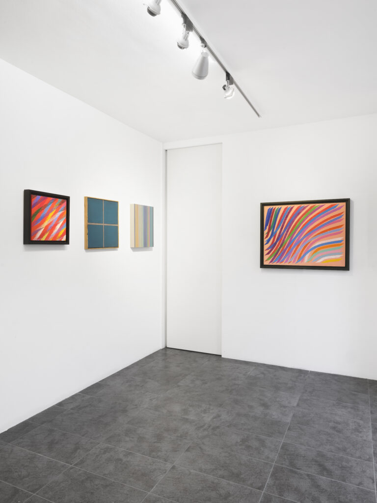 Veduta della mostra "La Felicità Dei Colori. Dorazio, Verna, Casentini. Tre generazioni a confronto" a Milano