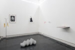 Installation view della mostra Materials and Motions con opere di Letizia Calori, Ornella Cardillo, Axel Gouala presso la Galleria Eugenia Delfini. Foto di Sebastiano Luciano. Courtesy Galleria Eugenia Delfini