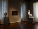 Anna Boghiguian, “The four faces of a man”, GAM, Galleria d’Arte Moderna, Milano, 2025. Courtesy l’artista, Fondazione Henraux e GAM, Galleria d’Arte Moderna. Foto Nicola Gnesi