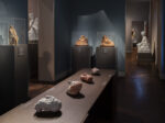 Anna Boghiguian, “The four faces of a man”, GAM, Galleria d’Arte Moderna, Milano, 2025. Courtesy l’artista, Fondazione Henraux e GAM, Galleria d’Arte Moderna. Foto Nicola Gnesi