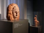 Anna Boghiguian, “The four faces of a man”, GAM, Galleria d’Arte Moderna, Milano, 2025. Courtesy l’artista, Fondazione Henraux e GAM, Galleria d’Arte Moderna. Foto Nicola Gnesi