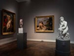 Anna Boghiguian, “The four faces of a man”, GAM, Galleria d’Arte Moderna, Milano, 2025. Courtesy l’artista, Fondazione Henraux e GAM, Galleria d’Arte Moderna. Foto Nicola Gnesi