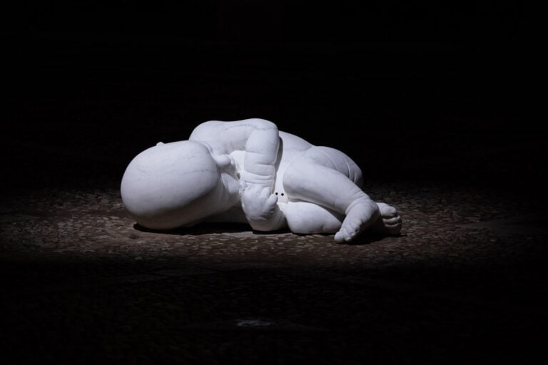 Jago, Look down, 2020, marmo Danby
