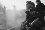 Khodor, Libano, 9/10/2024: Una famiglia partecipa al funerale delle cinque vittime di un attacco aereo israeliano che ha colpito la cittadina di Khodor in Libano. Di prassi, l'esercito Israeliano manda ordini di evacuazione sui social media che sono seguiti a breve giro da pesanti bombardamenti causando numerose vittime civili. Photo Lorenzo Tugnoli