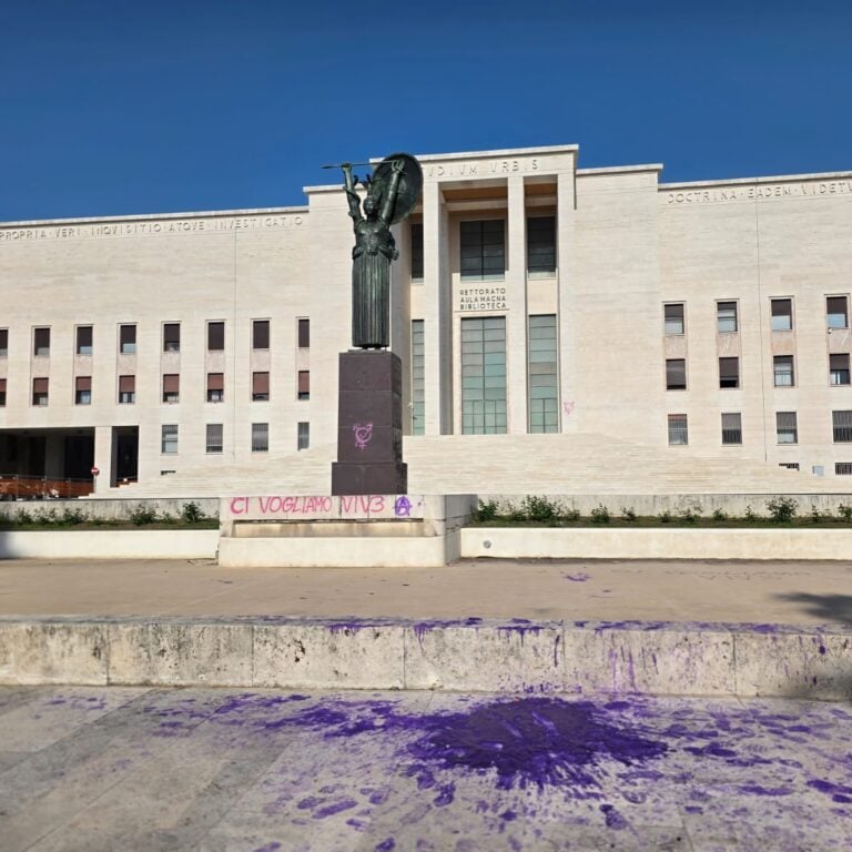la minerva di arturo martini e alcune aree delluniversita la sapienza sfregiati durante una manifestazione Sfregiata la Minerva della Sapienza di Roma. Simboli, cultura e spazio pubblico nella lotta ai femminicidi