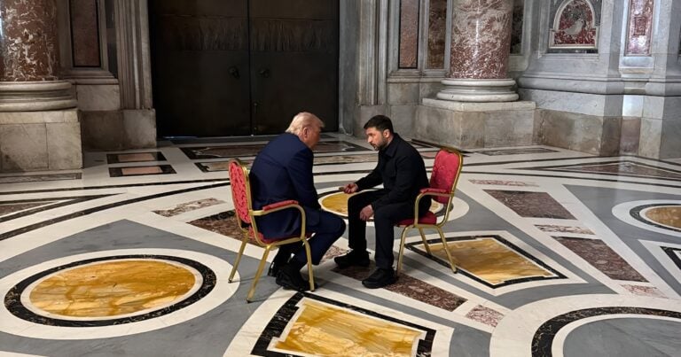 Trump e Zelensky ai funerali di Bergoglio. Il grande set di San Pietro nell’era di un Papa comunicatore