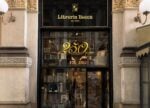 Nella vetrina della più antica libreria d’Italia a Milano è ospitata un’installazione d’arte contemporanea