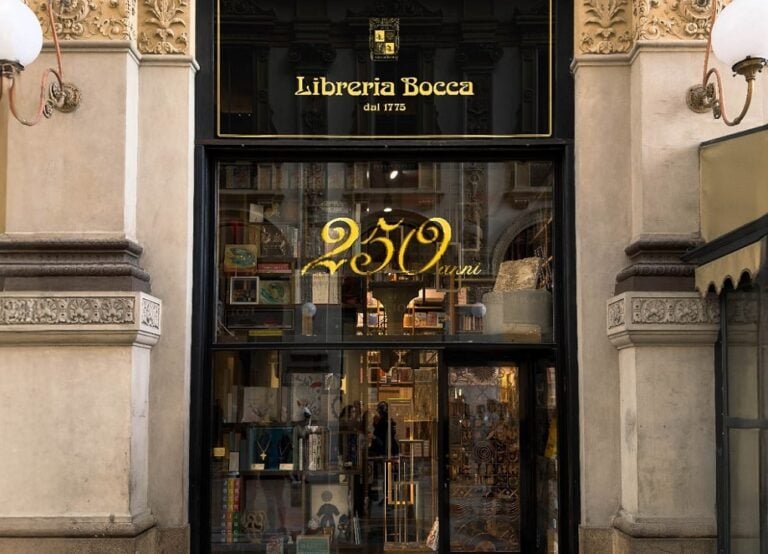 Nella vetrina della più antica libreria d’Italia a Milano è ospitata un’installazione d’arte contemporanea