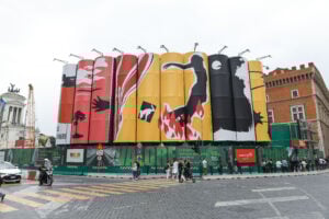 Una scenografia teatrale d’artista trasforma il cantiere della Metro C di Piazza Venezia a Roma