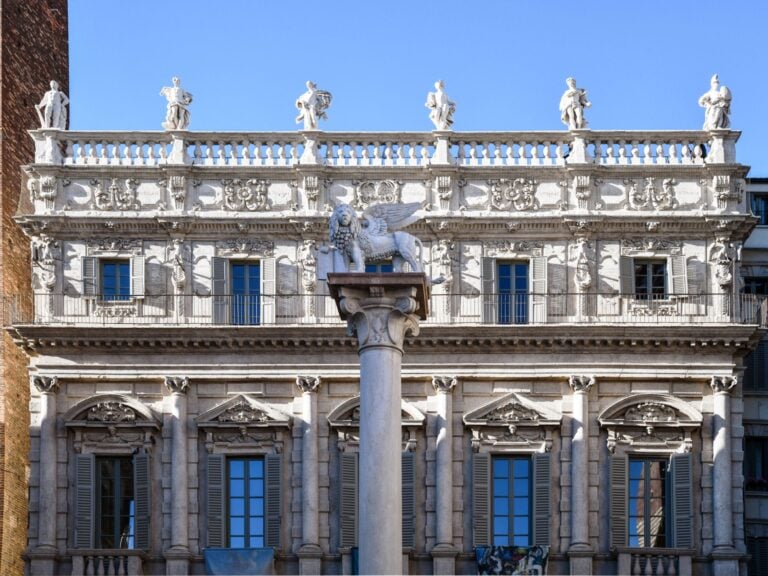 Palazzo Maffei, Facciata particolare