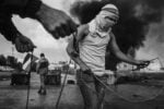 Ramallah, Territori Palestinesi, 18/10/2023: Scontri tra Palestinesi e forze di sicurezza israeliane. Le bandiere di Hamas, prima rare fra i giovani lanciatori di pietre, dimostrano l'importanza che ha guadagnato il movimento a fronte di una crescente sfiducia nei confronti dell'Autorità Palestinese. Photo Lorenzo Tugnoli