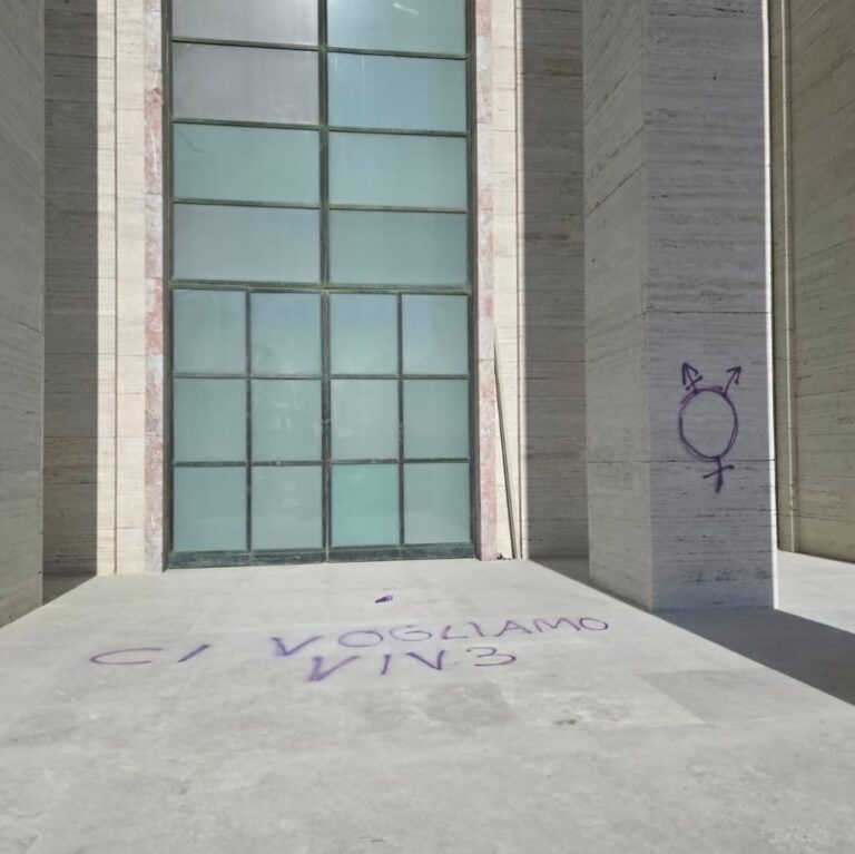 scritte e simboli sfregiano aree della sapienza di roma durante una manifestazione contro i femminicidi 2 Sfregiata la Minerva della Sapienza di Roma. Simboli, cultura e spazio pubblico nella lotta ai femminicidi