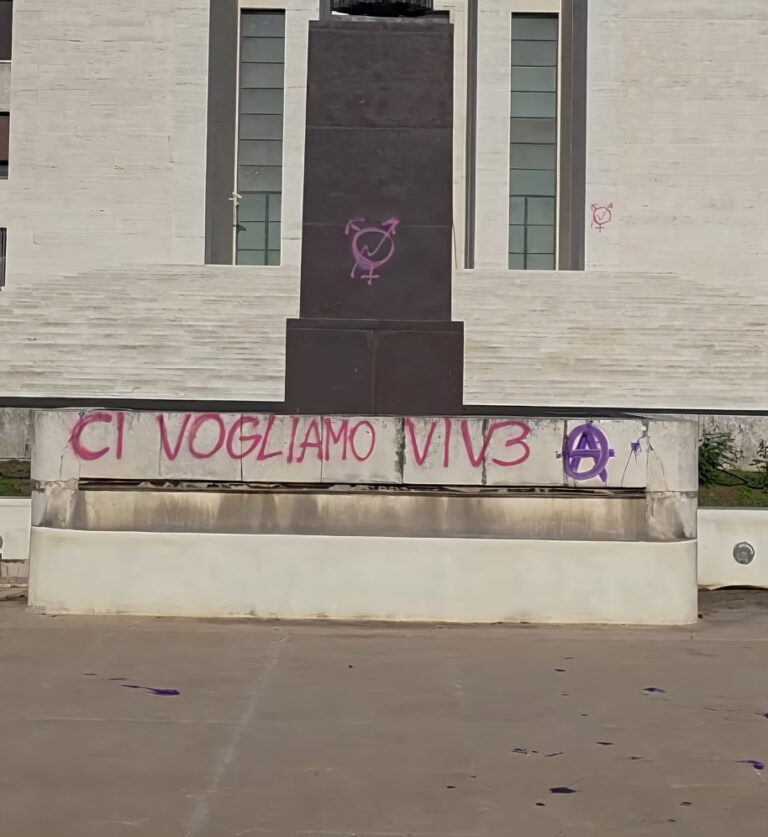 scritte e simboli sfregiano aree della sapienza di roma durante una manifestazione contro i femminicidi 3 Sfregiata la Minerva della Sapienza di Roma. Simboli, cultura e spazio pubblico nella lotta ai femminicidi