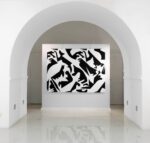 Sergio Lombardo, “ Hazard n.1 – Gatti” (2020), vinilico su tela, 150 x 100 cm. Galleria La Nuvola, Via Margutta Roma. Foto di Giorgio Benni