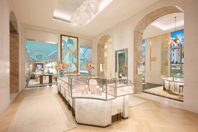 Il nuovo negozio di Tiffany a Milano è pieno di opere d’arte e gioielli da museo