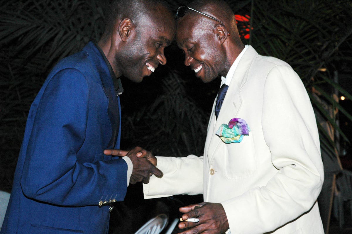 https://www.artribune.com/wp-content/uploads/2025/05/00-cover-due-sapeur-di-bacongo-si-incontrano-sorridendo-copyright-daniele-tamagni-courtesy-giordano-tamagni.jpg