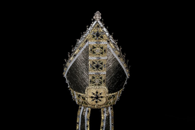 Casula d'oro con Mitra