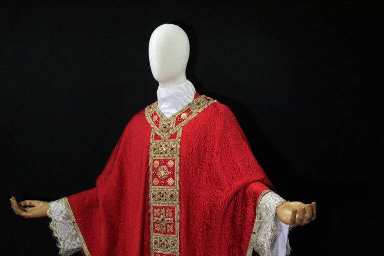 Casula rossa di Benedetto XVI