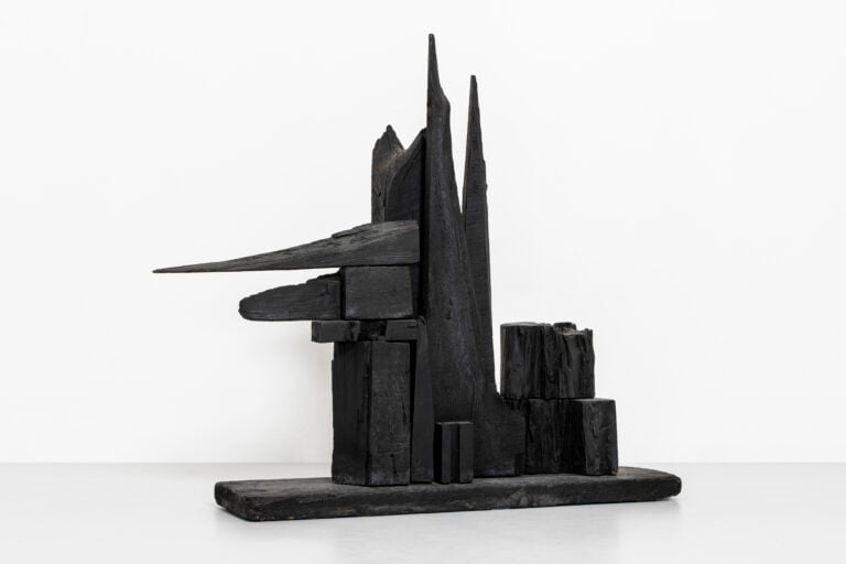 Louise Nevelson (Kiev, 1899 – New York, 1988) Senza titolo, 1964 c. Legno dipinto di nero 216x241x49.5cm [Photo: © Alessandro Zambianchi. Courtesy Gió Marconi, Milano]