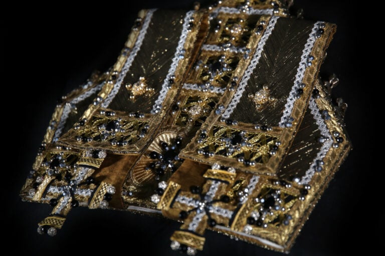 Casula d'oro con Mitra