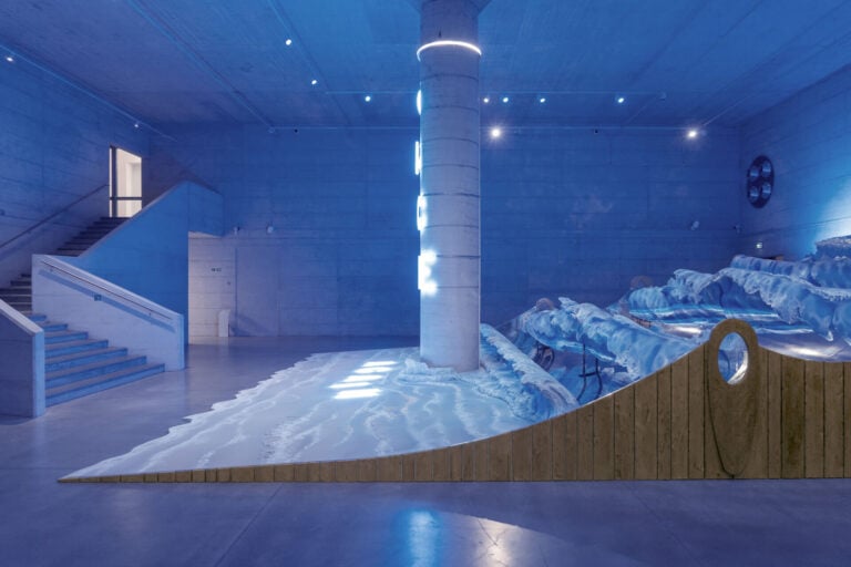 03chiara dynys once again 2025 installation view ph giulio buono studio blu 1920x1280 1 Continiuano le mostre d’arte contemporanea alla nuovissima Grande Brera. Ora arriva anche il mare a Milano