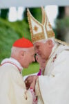 Benedetto XVI con la mitra realizzata da Filippo Sorcinelli