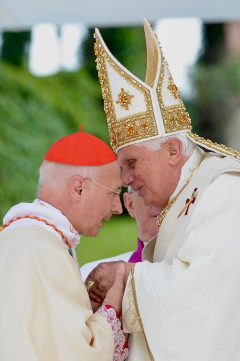 Benedetto XVI con la mitra realizzata da Filippo Sorcinelli