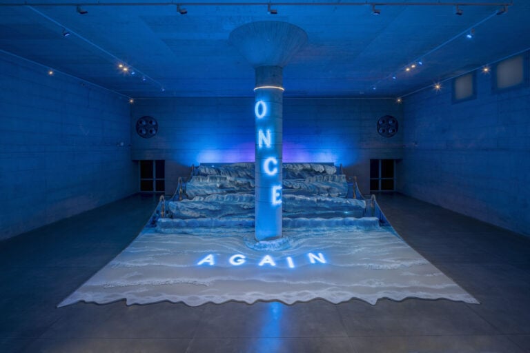 04chiara dynys once again 2025 installation view ph giulio buono studio blu 1920x1280 1 1 Continiuano le mostre d’arte contemporanea alla nuovissima Grande Brera. Ora arriva anche il mare a Milano