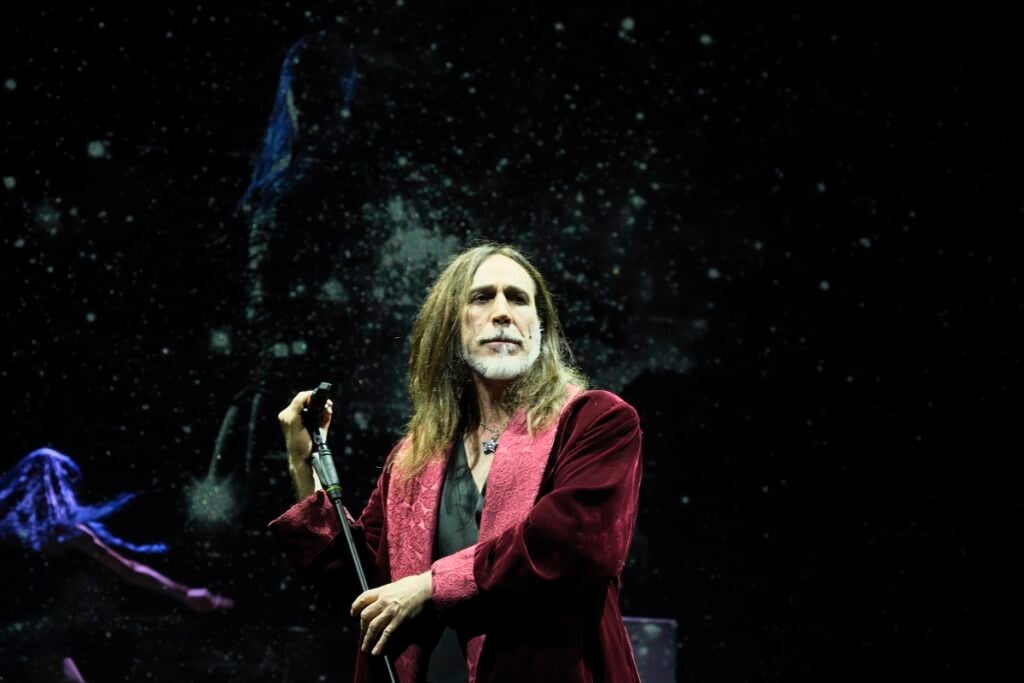 “Lazarus” di David Bowie torna in Italia in versione rock. Ecco qualche consiglio per capire la complessa trama