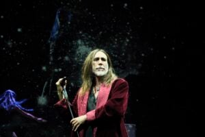 “Lazarus” di David Bowie torna in Italia in versione rock. Ecco qualche consiglio per capire la complessa trama 