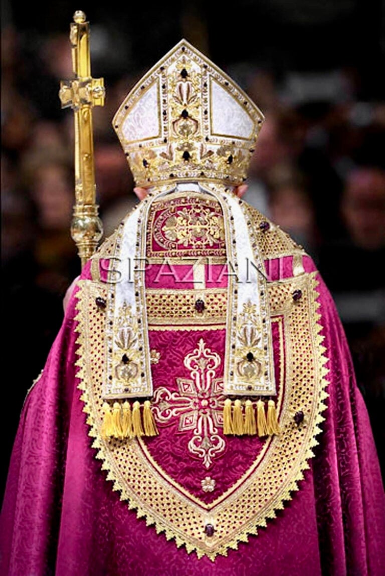Benedetto XVI con la mitra a ricamo ora e ametiste