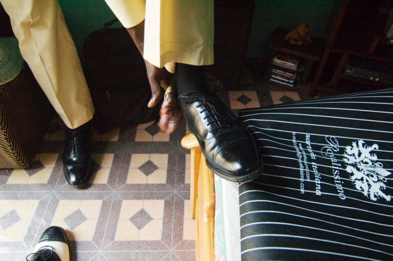 Lahlande il giovane mostra le sue preziose scarpe italiane 2007.Copyright Daniele Tamagni, Courtesy Giordano Tamagni