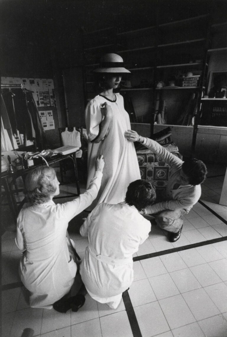 Valentino Garavani durante le prove di una collezione Haute Couture anni 70, Palazzo Mignanelli, Roma