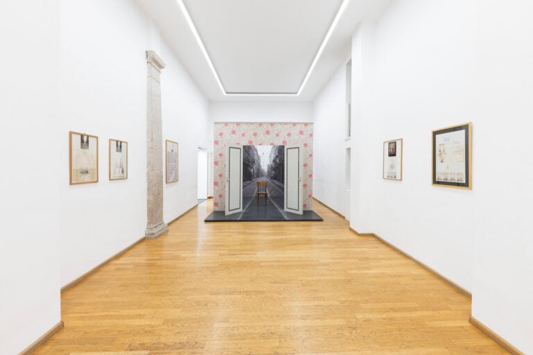 Ugo la Pietra, Interno-Esterno, 2025, installation view Nuova Galleria Morone, foto Fabio Mantegna