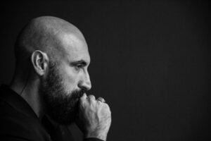 Il sarto dei papi (e il profumiere). L’artista Filippo Sorcinelli si racconta in una mostra a Milano