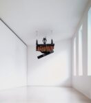 Rebecca Horn, Concert for Anarchy, 2006 pianoforte a coda, montanti idraulici e compressore, 166 × 178 × 137 cm, 300 kg, Courtesy Moontower Foundation, Bad König, Germany, Foto / Photo Gunter Lepkowski ©REBECCA HORN, by SIAE 2025