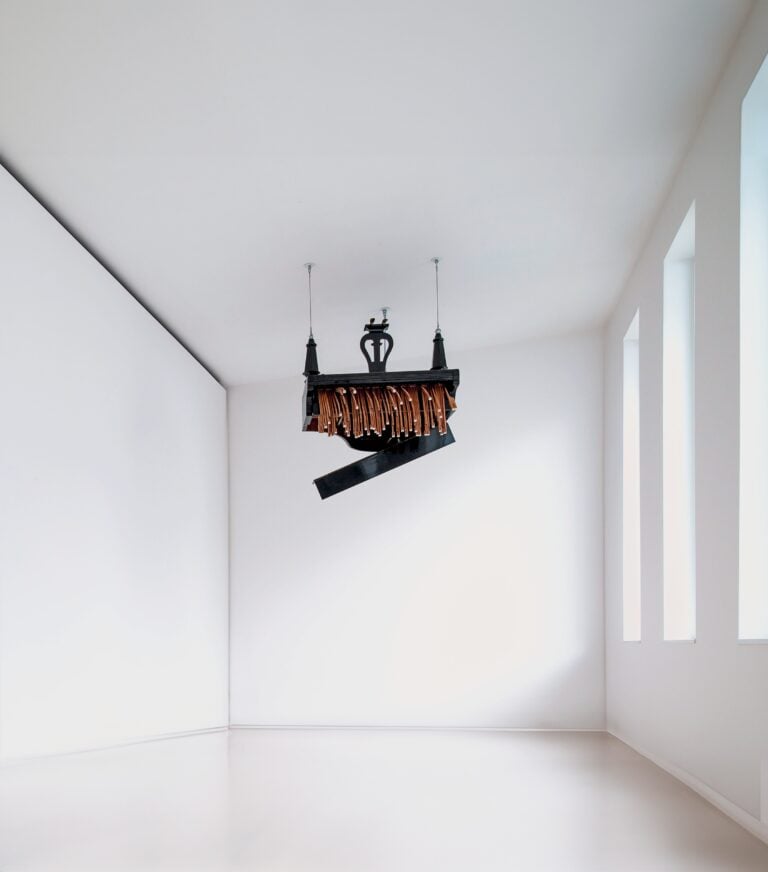 Rebecca Horn, Concert for Anarchy, 2006 pianoforte a coda, montanti idraulici e compressore, 166 × 178 × 137 cm, 300 kg, Courtesy Moontower Foundation, Bad König, Germany, Foto / Photo Gunter Lepkowski ©REBECCA HORN, by SIAE 2025