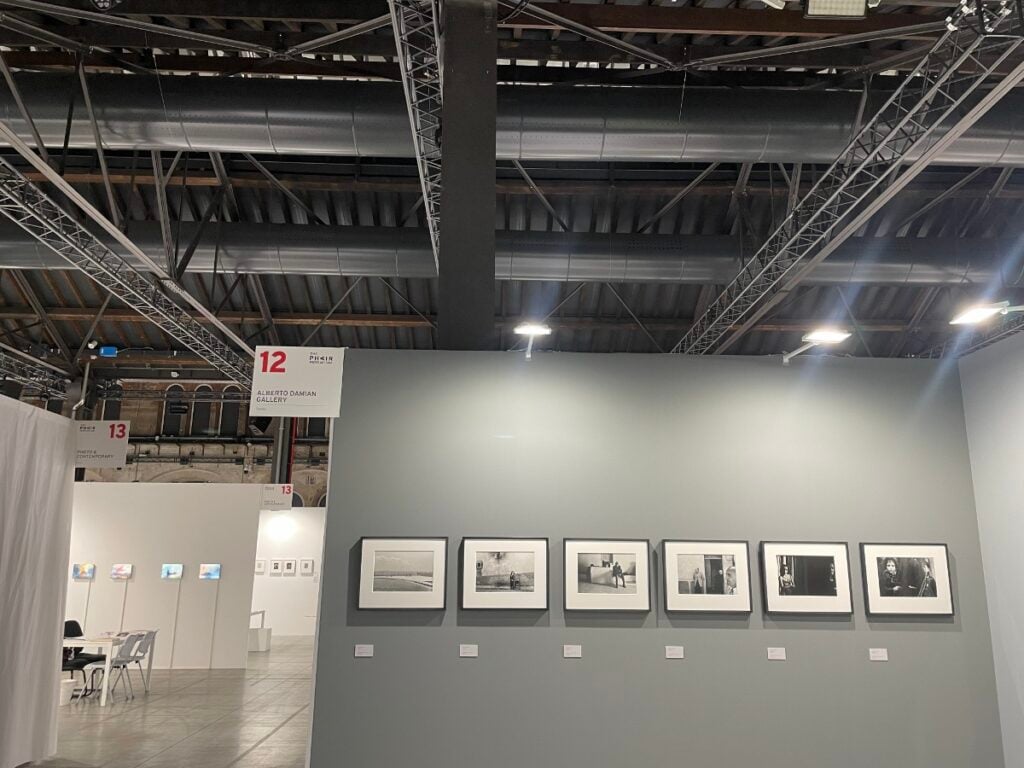 2 alberto damian gallery di treviso the phair torino foto claudia giraud 1200x900 1 I migliori stand della fiera di fotografia The Phair 2025 a Torino