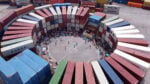 Una partita di calcio in un Colosseo di container nel porto di Napoli. Finalmente un folle evento d’arte contemporanea