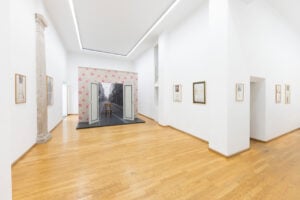 Superare la separazione tra interno ed esterno. La mostra del grande Ugo La Pietra a Milano