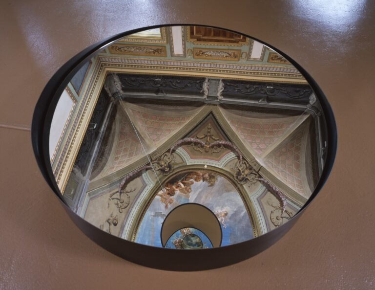Rebecca Horn, Miroir du Lac, 2004, ferro, specchi, lampada, proiettore, diapositiva, motore, Ø 184, Ø 125 cm Courtesy Castello di Rivoli Museo d'Arte Contemporanea, Rivoli Torino, Foto Paolo Pellion di Persano © REBECCA HORN, by SIAE 2025